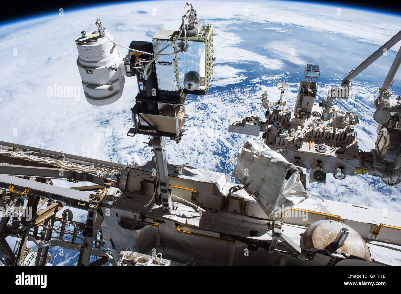 Ein Blick von der internationalen Raumstation ISS nach Expedition 48-Crew-Mitglieder-NASA-Astronauten Commander Jeff Williams und Flugingenieur Kate Rubins Anpassungen an der Außenseite während einer 6 Stunden und 48 Minuten Weltraumspaziergang 1. September 2016. Stockfoto