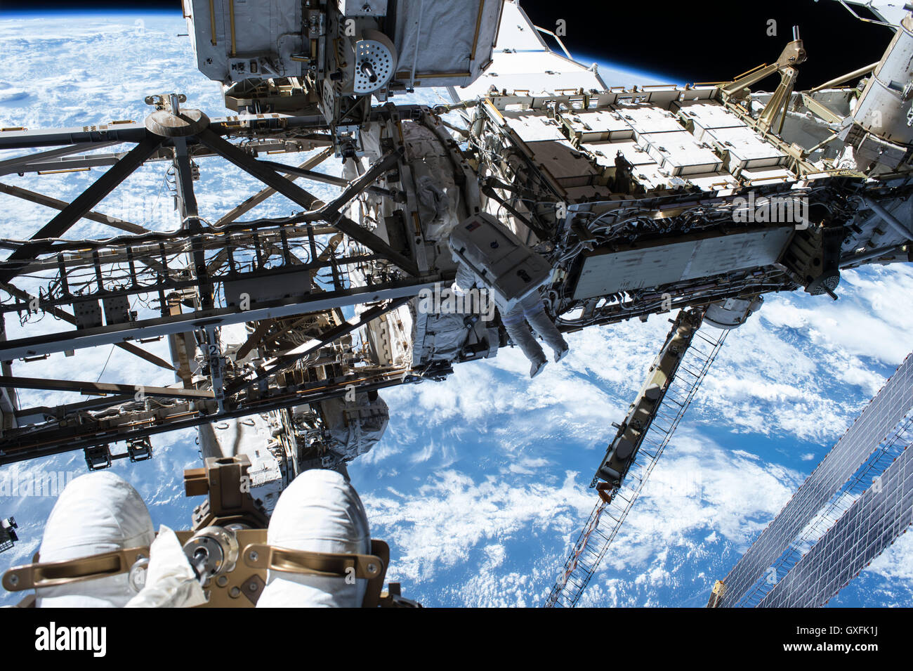 Internationale Raumstation ISS-Expedition 48 Besatzungsmitglieder NASA-Astronauten Commander Jeff Williams (links) und Flugingenieur Kate Rubins arbeiten an der Außenseite der Station während einer 6 Stunden und 48 Minuten Weltraumspaziergang 1. September 2016. Stockfoto