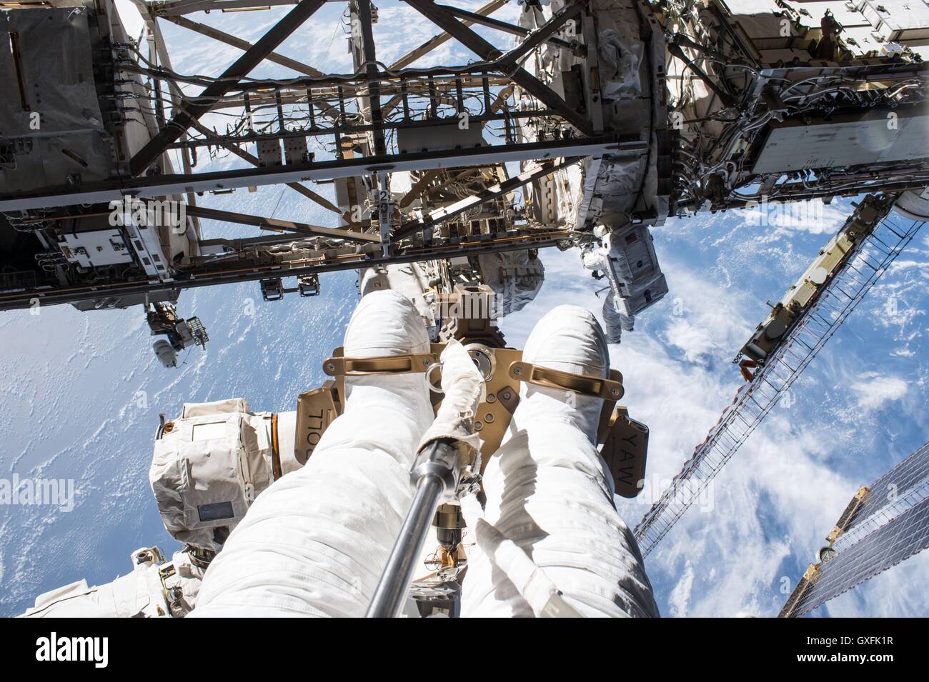 Internationale Raumstation ISS-Expedition 48 Besatzungsmitglieder NASA-Astronauten Commander Jeff Williams (links) und Flugingenieur Kate Rubins arbeiten an der Außenseite der Station während einer 6 Stunden und 48 Minuten Weltraumspaziergang 1. September 2016. Stockfoto