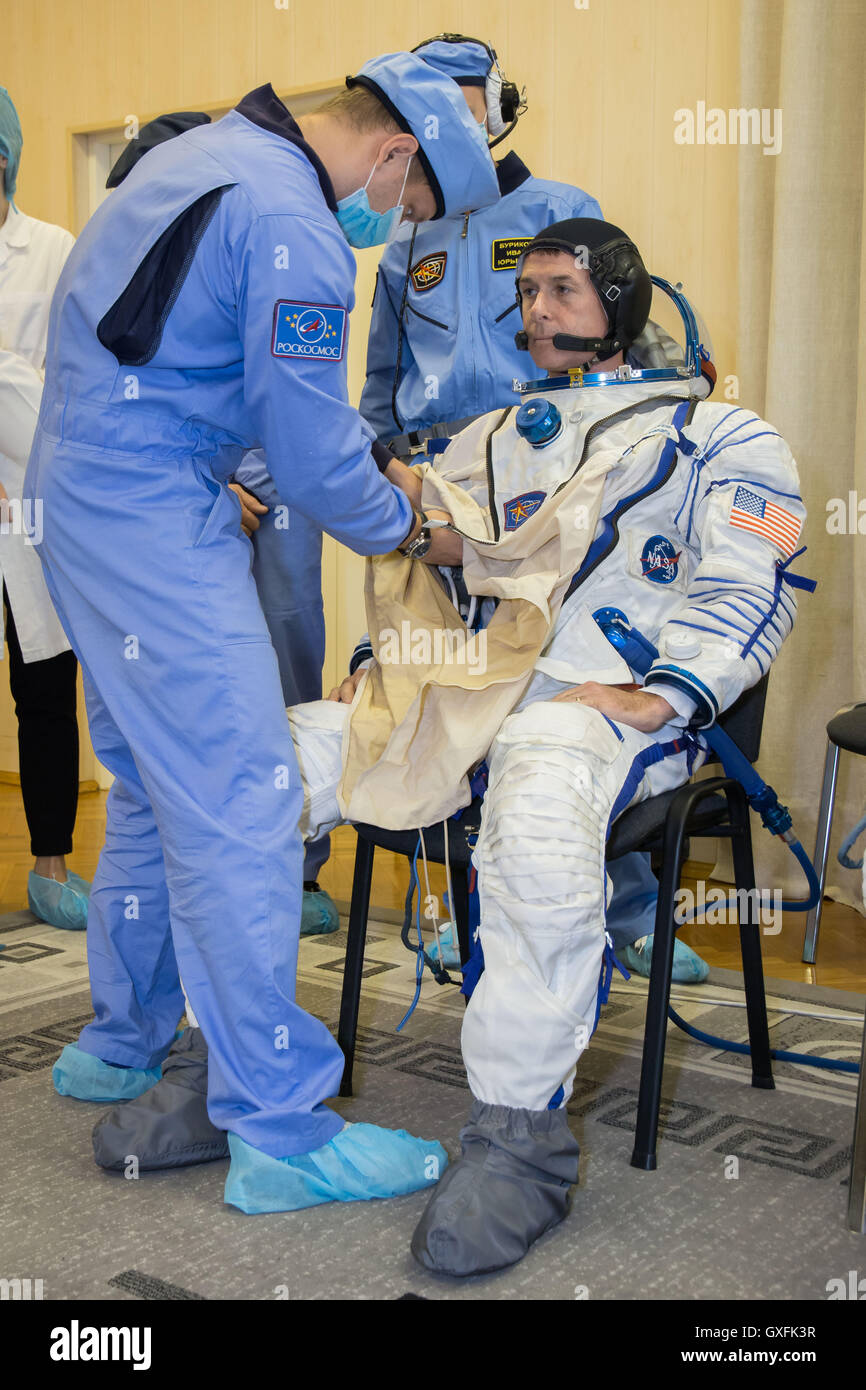 Internationale Raumstation ISS-Expedition 49 Crew Mitglied Astronaut Shane Kimbrough passt sich bei einem Pre-Launch Training fit-Check in Baikonur Kosmodrom Integration Anlage 9. September 2016 in Kasachstan. Stockfoto