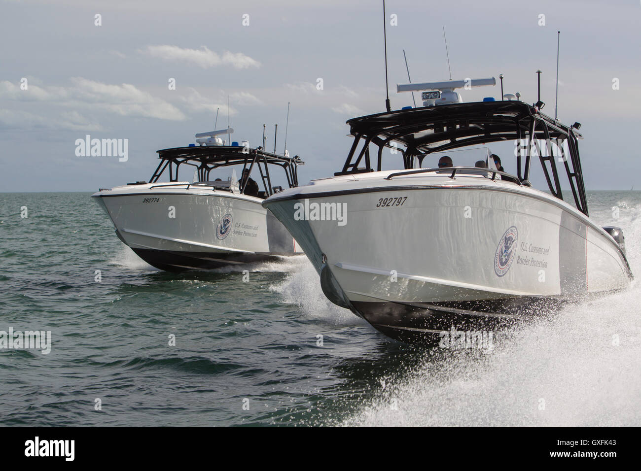 Zwei US Customs and Border Patrol Midnight Express Interceptor Boote patrouillieren die Gewässer 20. Januar 2016 vor der Küste von Miami, Florida. Stockfoto