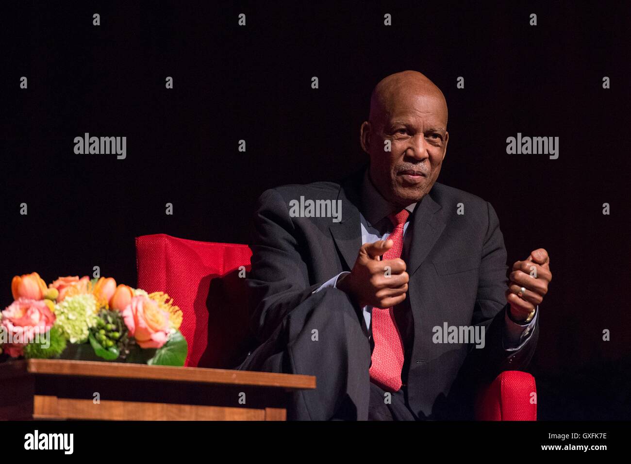 Little Rock Nine Mitglied Terrence Roberts während einer Diskussion bei der LBJ Presidential Library 13. November 2014 in Austin, Texas. Im Jahr 1957 Roberts gehörte zu der ersten Gruppe afro-amerikanische Studenten Unterricht in Little Rock Central High School in Little Rock, Arkansas. Stockfoto