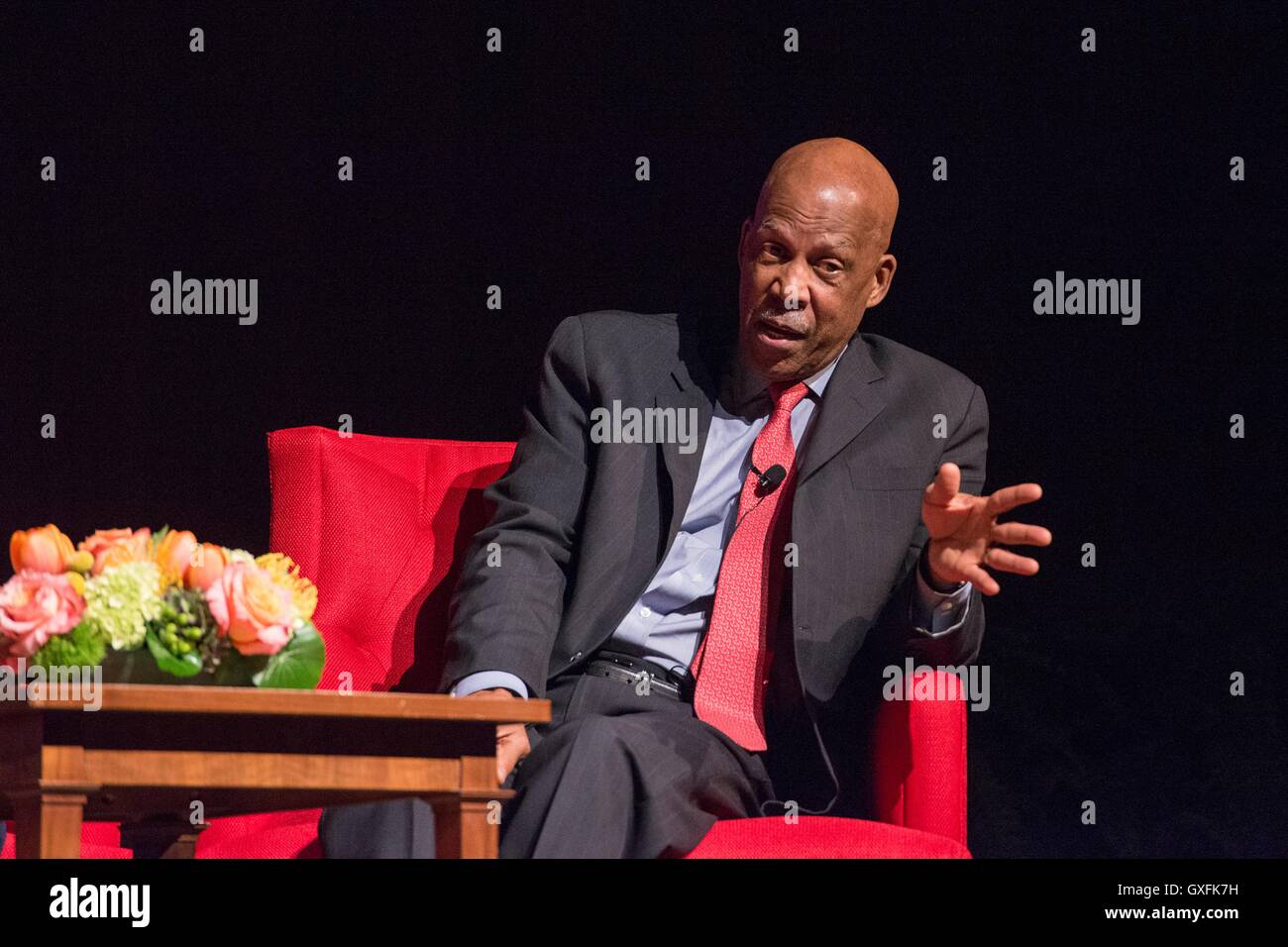 Little Rock Nine Mitglied Terrence Roberts während einer Diskussion bei der LBJ Presidential Library 13. November 2014 in Austin, Texas. Im Jahr 1957 Roberts gehörte zu der ersten Gruppe afro-amerikanische Studenten Unterricht in Little Rock Central High School in Little Rock, Arkansas. Stockfoto
