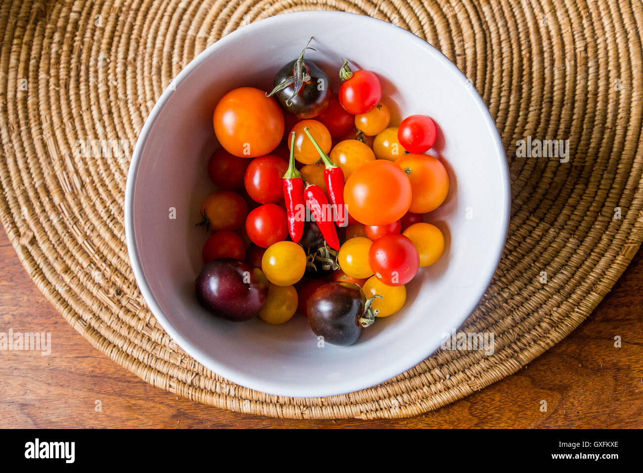 Schüssel mit Heirloom Tomaten und Paprika Stockfoto