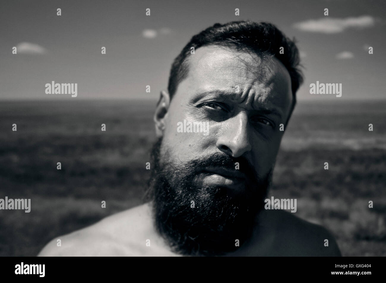 Kaukasischen Mann mit Bart im Feld Stockfoto