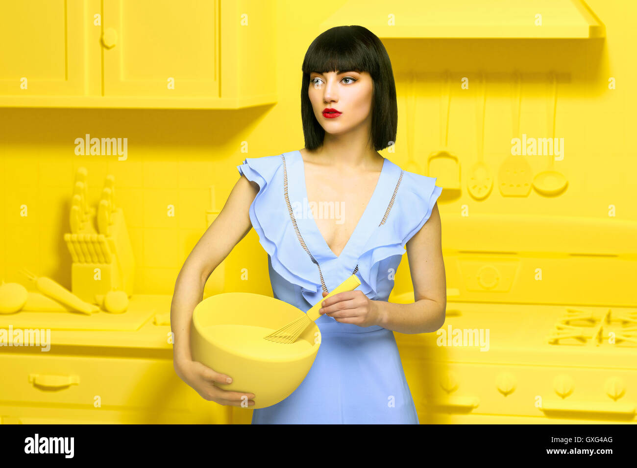 Kaukasischen Frau in gelb altmodischen Küche Holding Rührschüssel Stockfoto