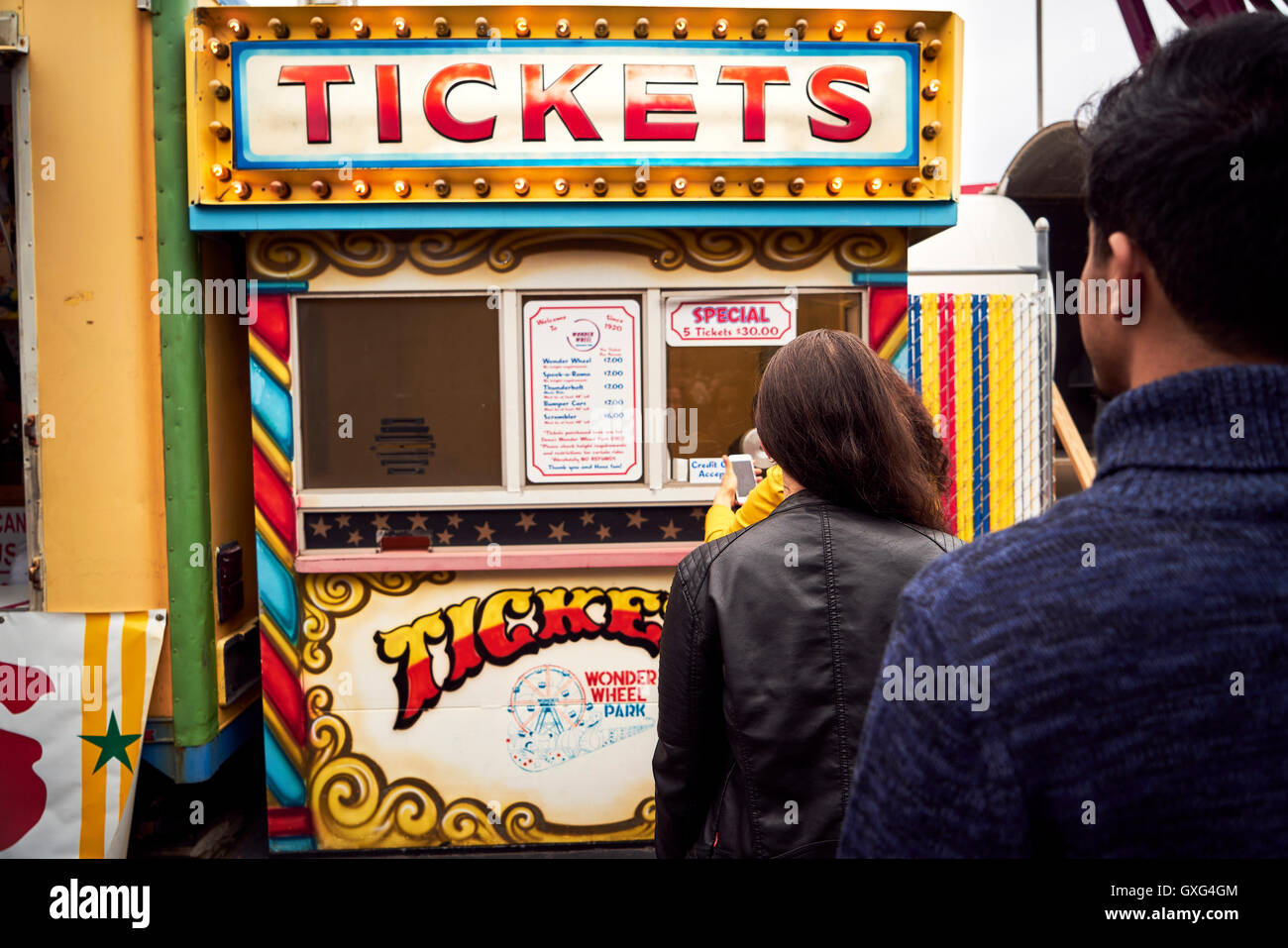 Freunde in der Schlange am Ticketschalter Vergnügungspark Stockfoto