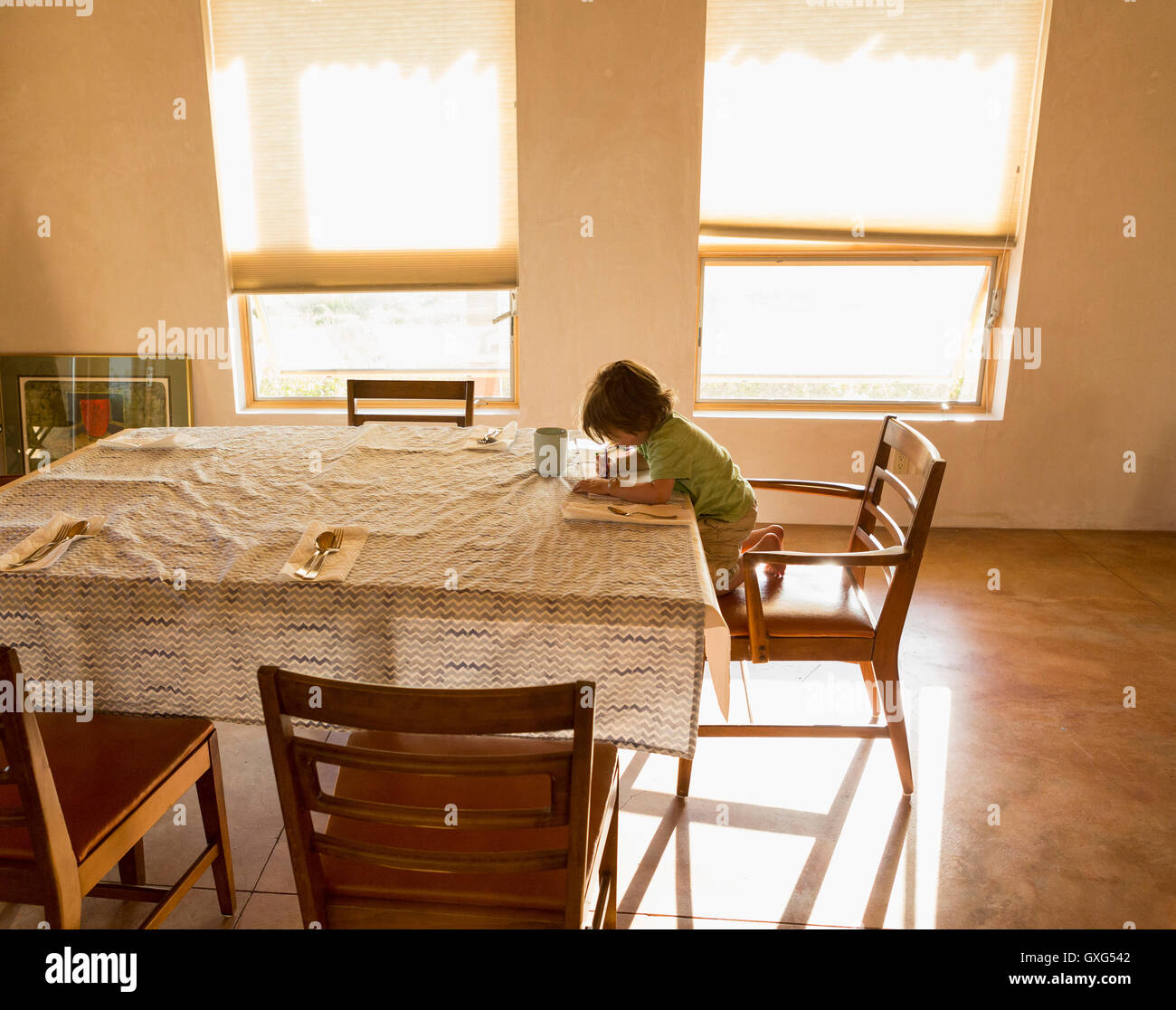 Kaukasische junge Zeichnung am Tisch Stockfoto