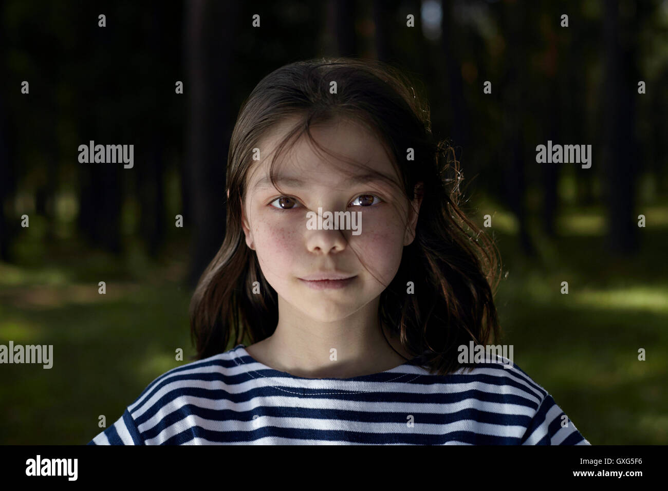 Ernsthafte kaukasischen Mädchen im Wald Stockfoto