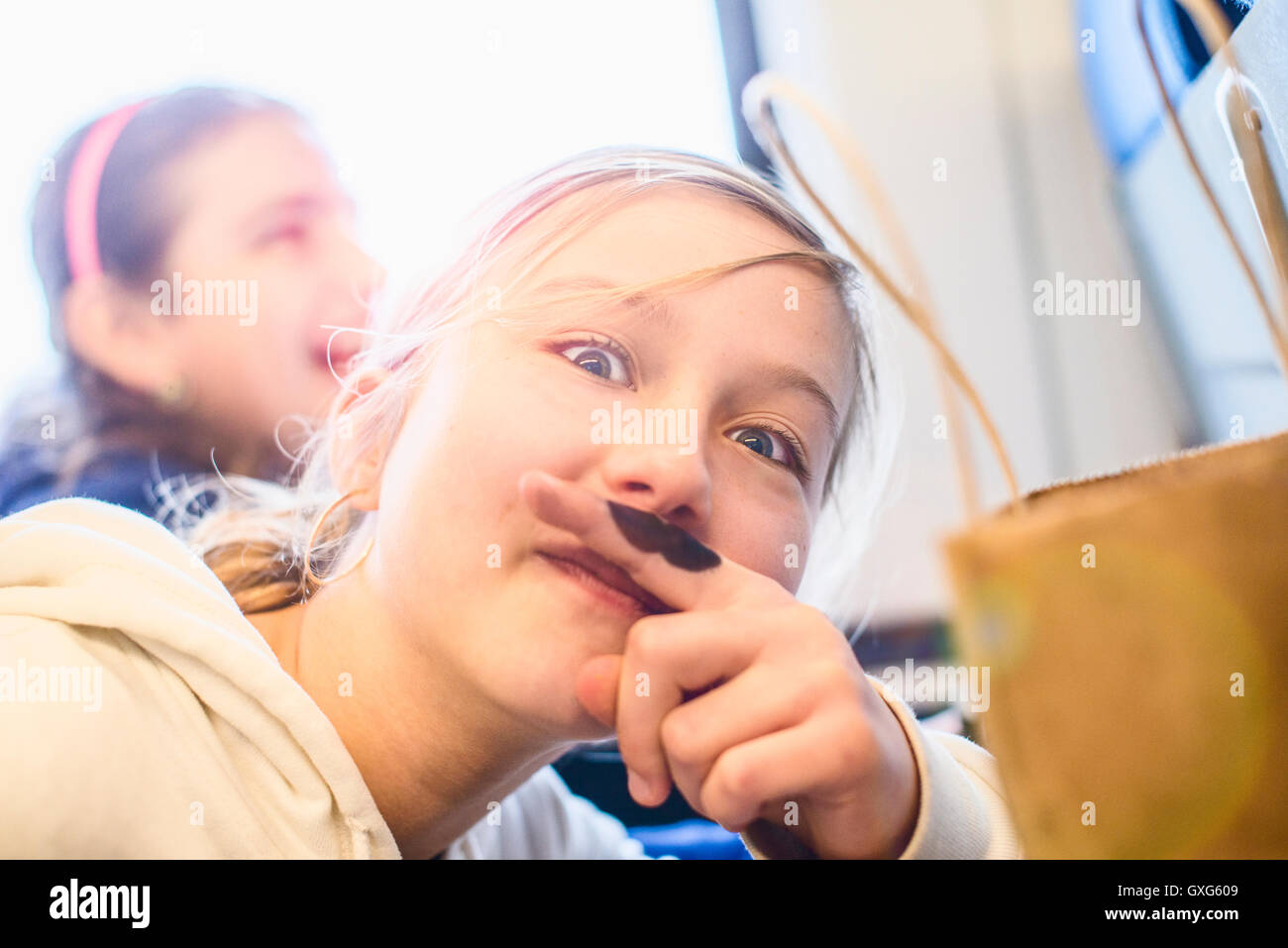 Kaukasische Mädchen mit Schnurrbart auf finger Stockfoto