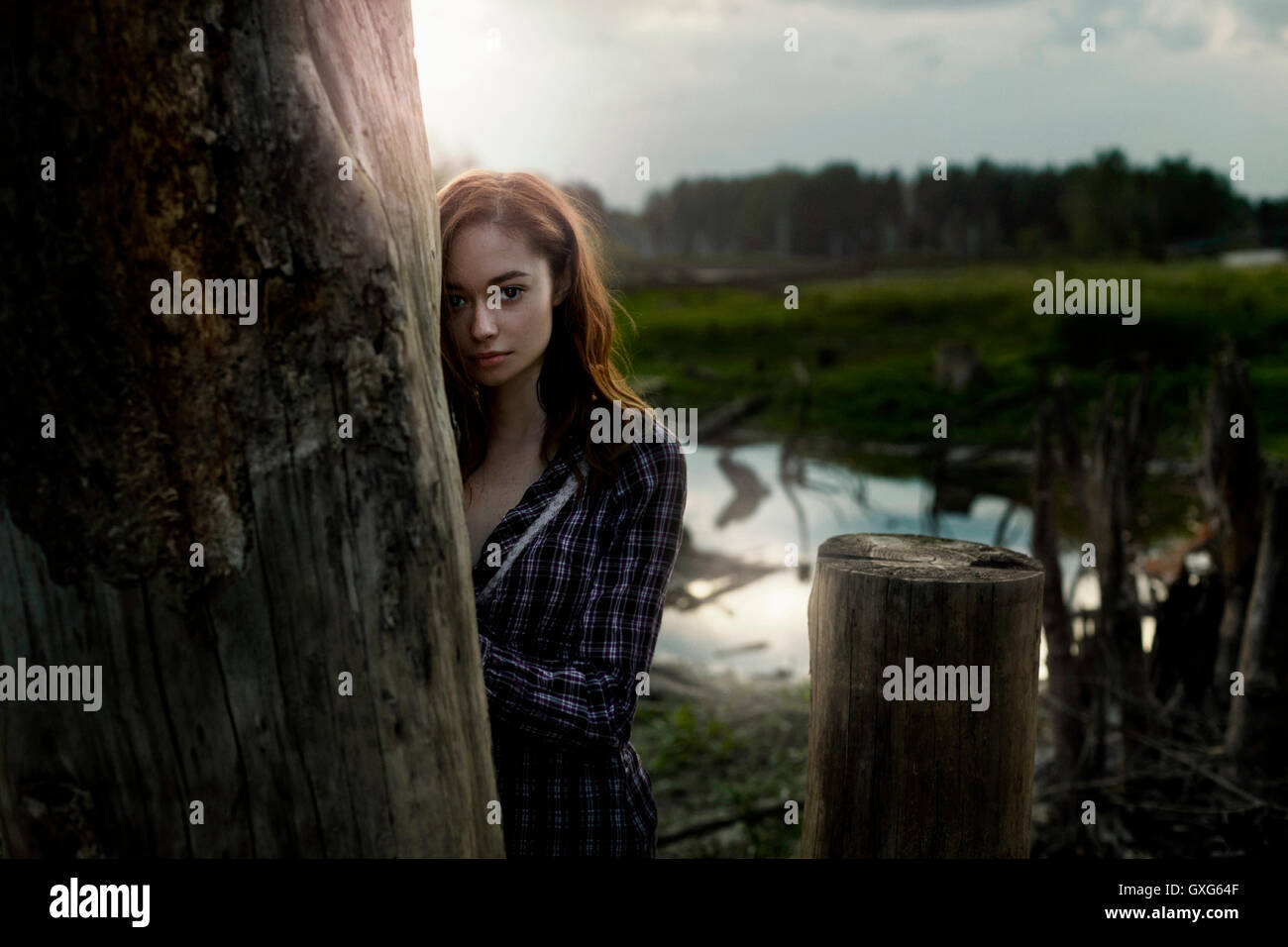 Nachdenklich kaukasische Mädchen stützte sich auf hölzerne Säule Stockfoto