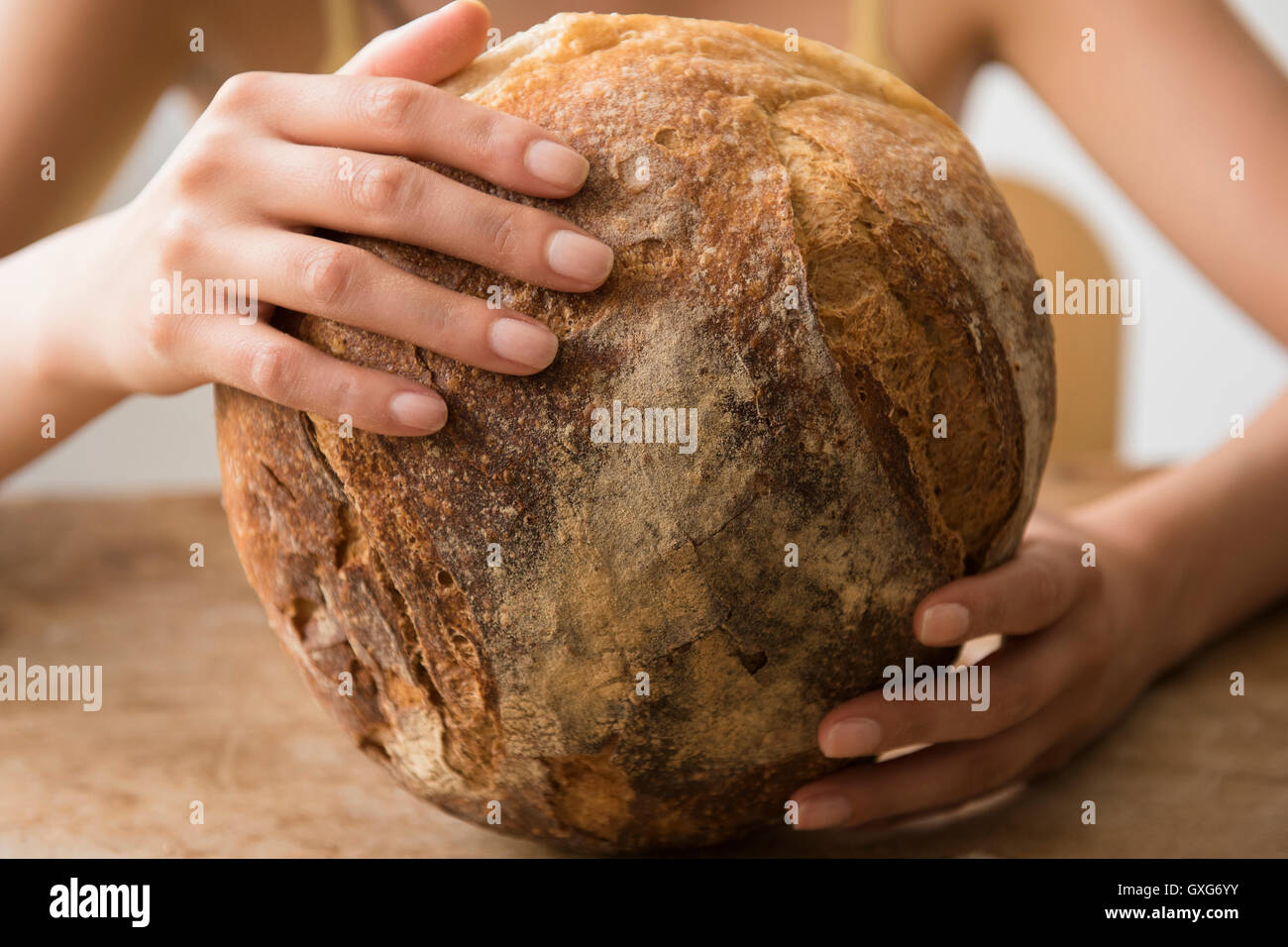 Hispanic Frau mit runden Brotlaib Stockfoto