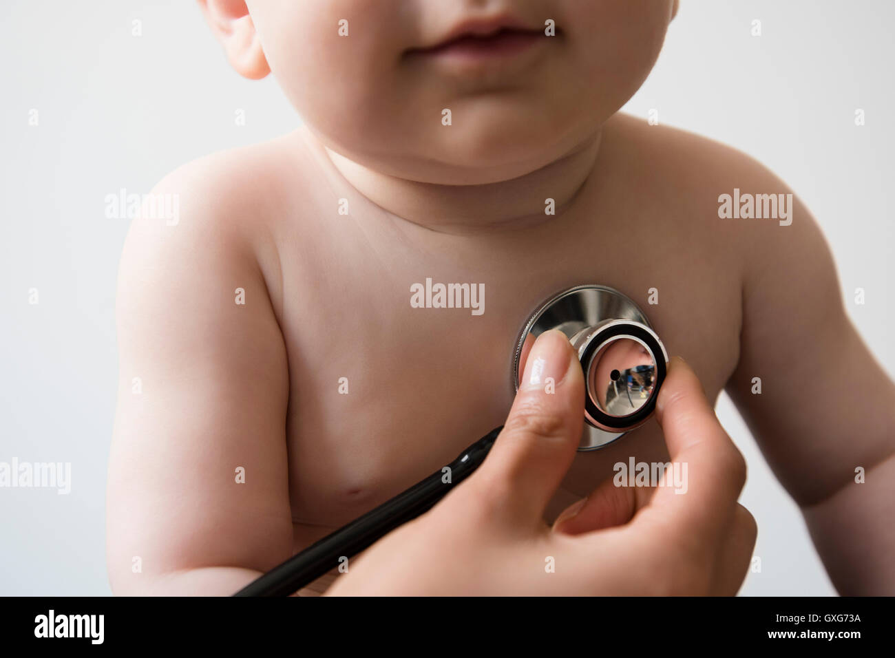 Arzt, die Brust des jungen mit Stethoskop hören Stockfoto