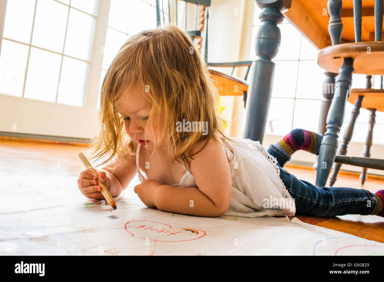 Kaukasische Mädchen auf Boden Zeichnung auf Papier Stockfoto