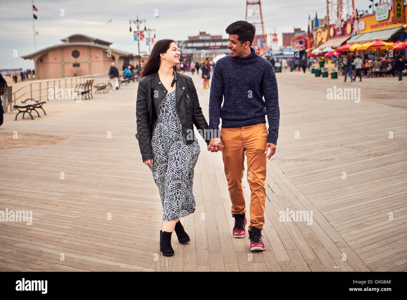 Paare, die am Boardwalk im Freizeitpark Stockfoto