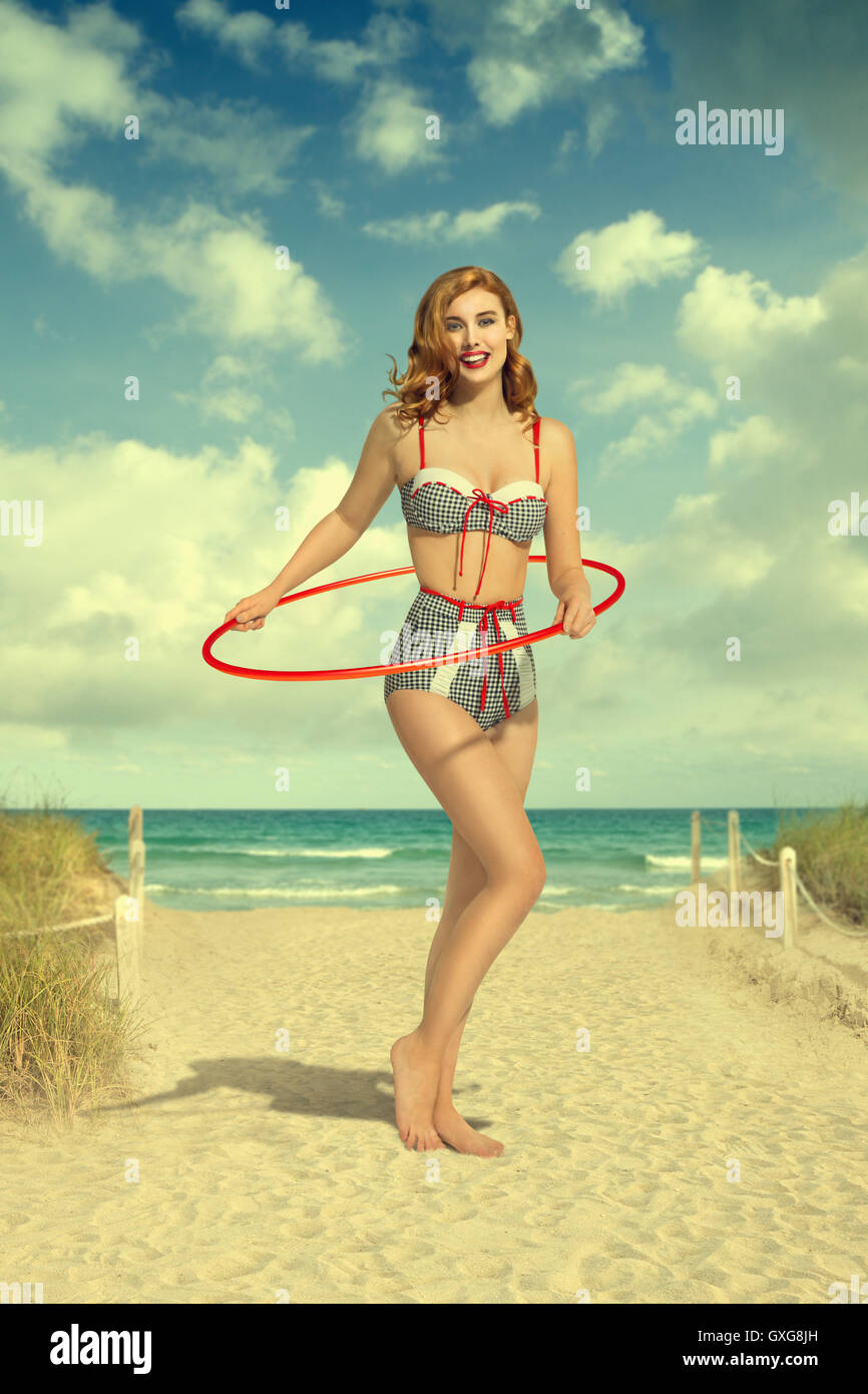 Kaukasische Frau trägt Bikini halten Kunststoff Hoop am Strand Stockfoto