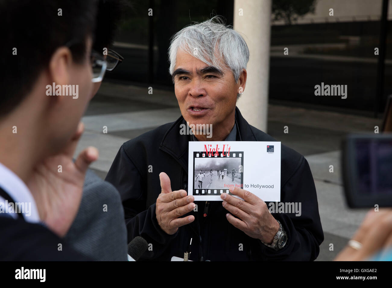 Pulitzer-Preis ausgezeichneten Fotografen Nick Ut spricht mit der Presse nach der Teilnahme bei der LBJ Presidential Library in einem Panel Vietnam 28. April 2016 in Austin, Texas. Stockfoto