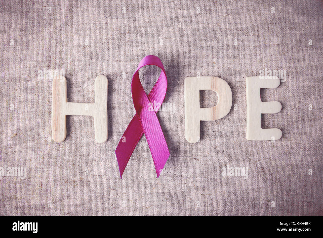 Hoffnung-Wort mit rosa Bändern auf Muskelaufbau, Hintergrund, Breast Cancer Awareness und Unterleibskrebs Bewusstsein Stockfoto
