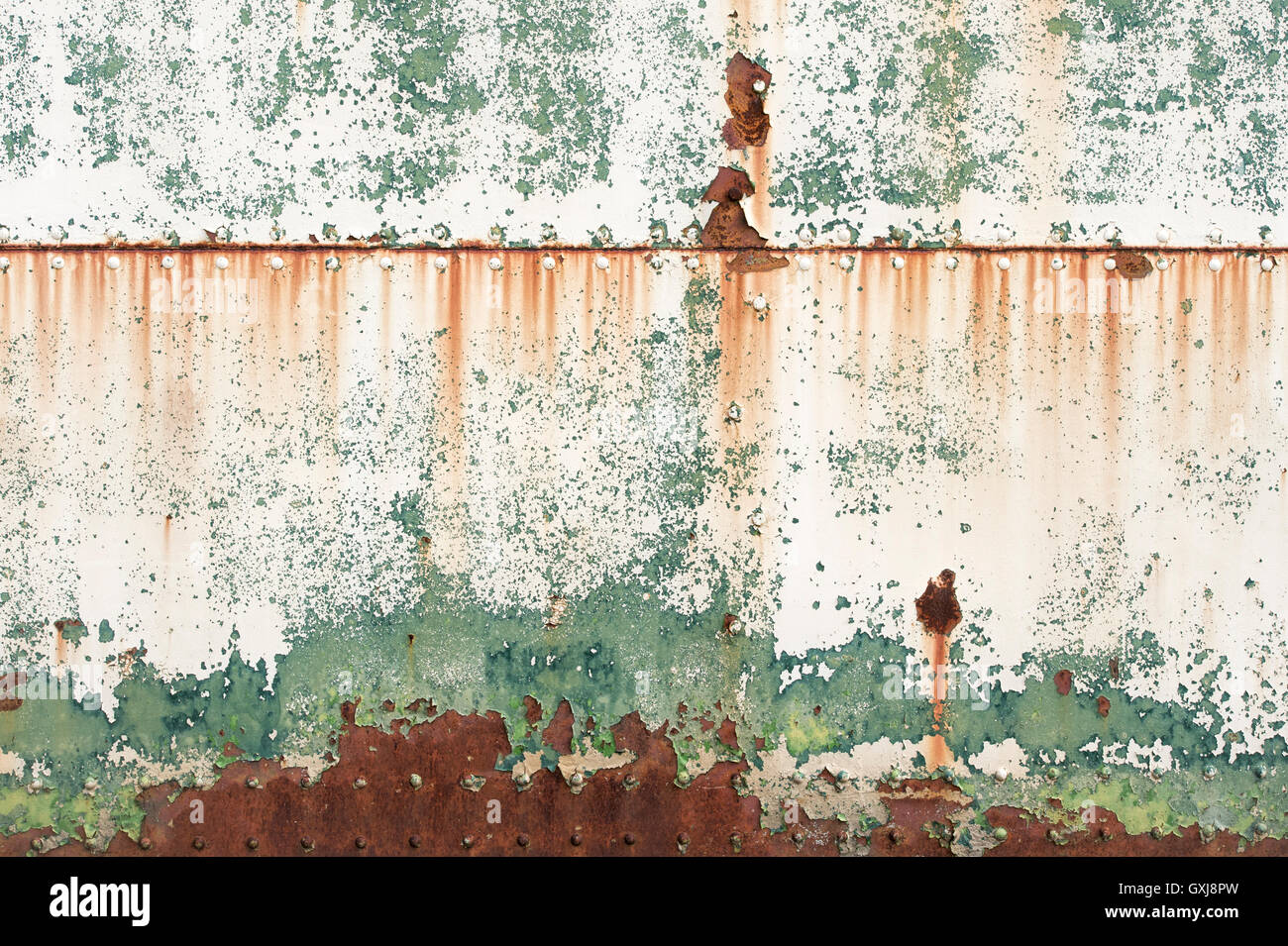 Abblätternde Farbe Rost und Nieten Textur. Alte Metall Garagentor Stockfoto