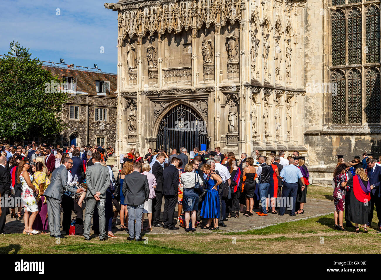 Hochschulabsolventen und ihre Familien warten, geben Sie die Kathedrale von Canterbury für die Graduierung Zeremonie, Canterbury, Kent, UK Stockfoto