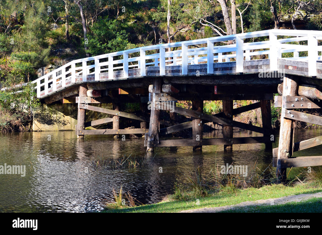 Historische Holz- Varney Brücke über den Fluss am Hacken Audley, Royal National Park, Sydney, Australien Stockfoto