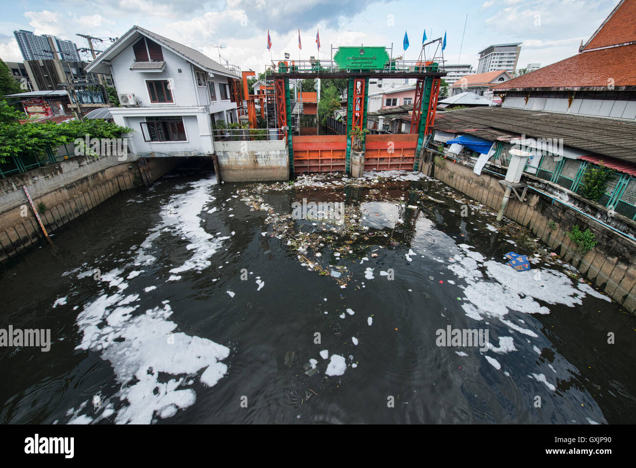 Müll auf dem Chao Phraya River in Bangkok, Thailand Stockfoto