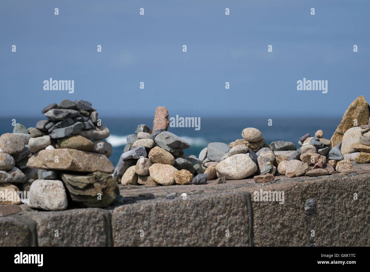 Handgemachte Steinhaufen bekannt als Cairns, entlang einer Küstenregion in Jersey, Kanalinseln Stockfoto