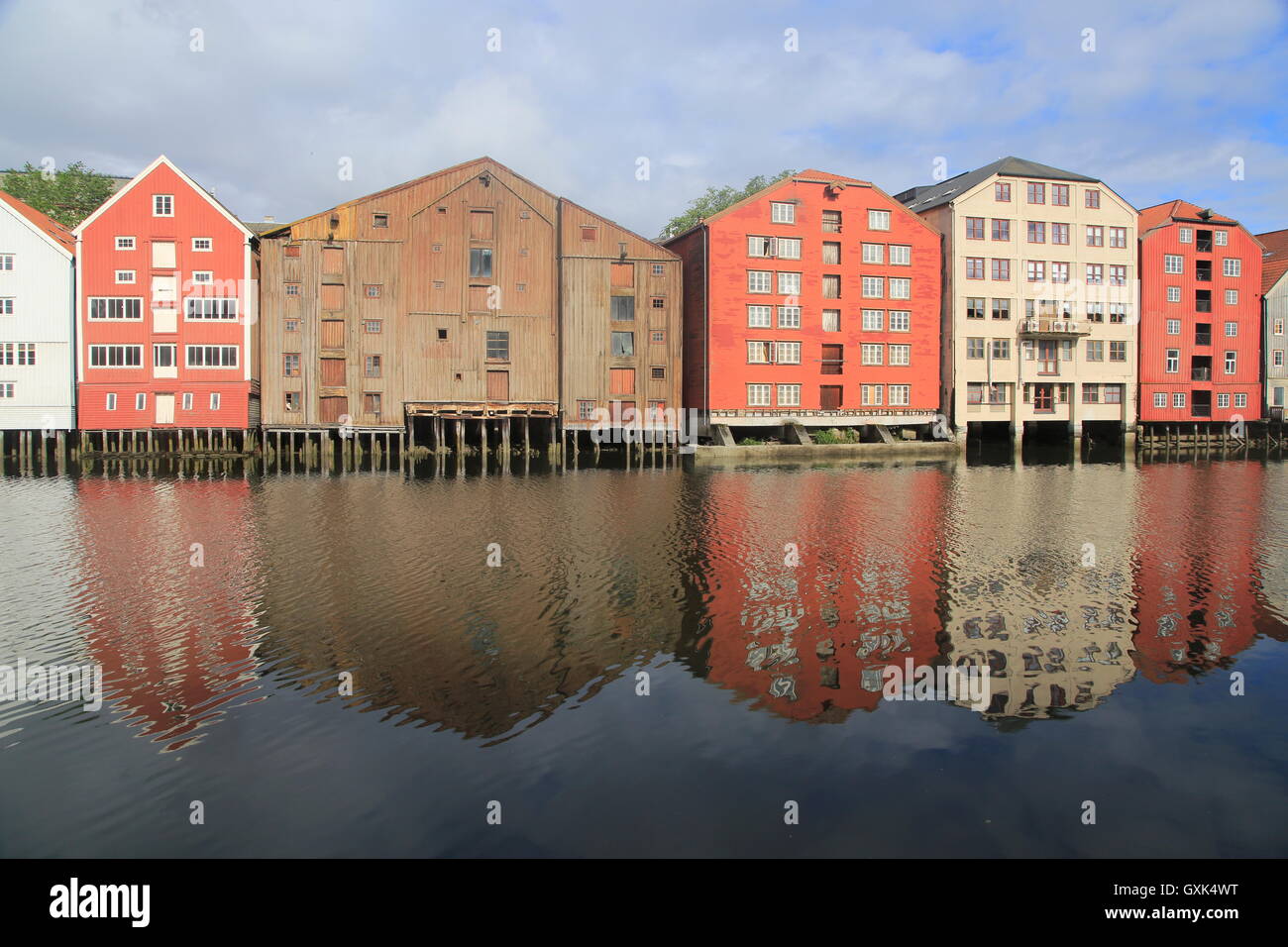 Historischen waterside Lagergebäude am Fluss Nidelva, Bryggene, Trondheim, Norwegen Stockfoto