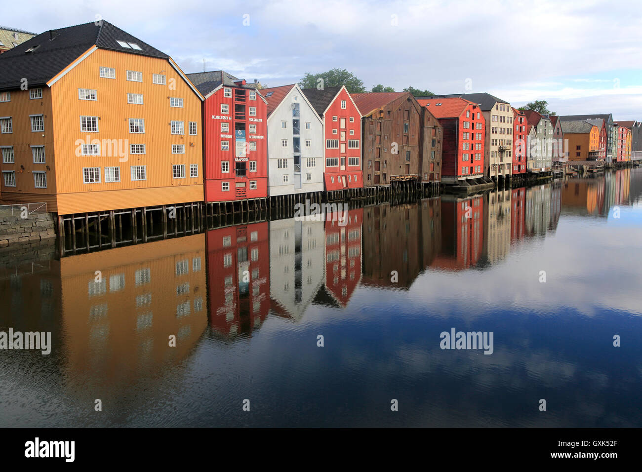 Historischen waterside Lagergebäude am Fluss Nidelva, Bryggene, Trondheim, Norwegen Stockfoto