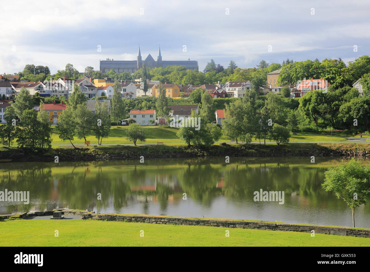 Blick über den Fluss Nidelva Richtung Norwegian University of Science and Technology, Trondheim, Norwegen Stockfoto