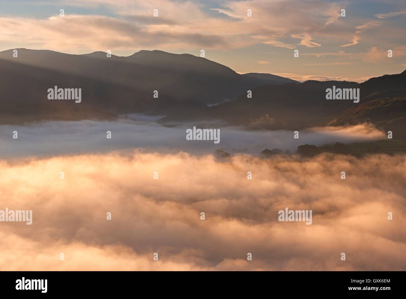 Nebel verhüllte Landschaft in der Nähe von Dale unten in den Lake District National Park, Cumbria, England. Herbst (November) 2014. Stockfoto