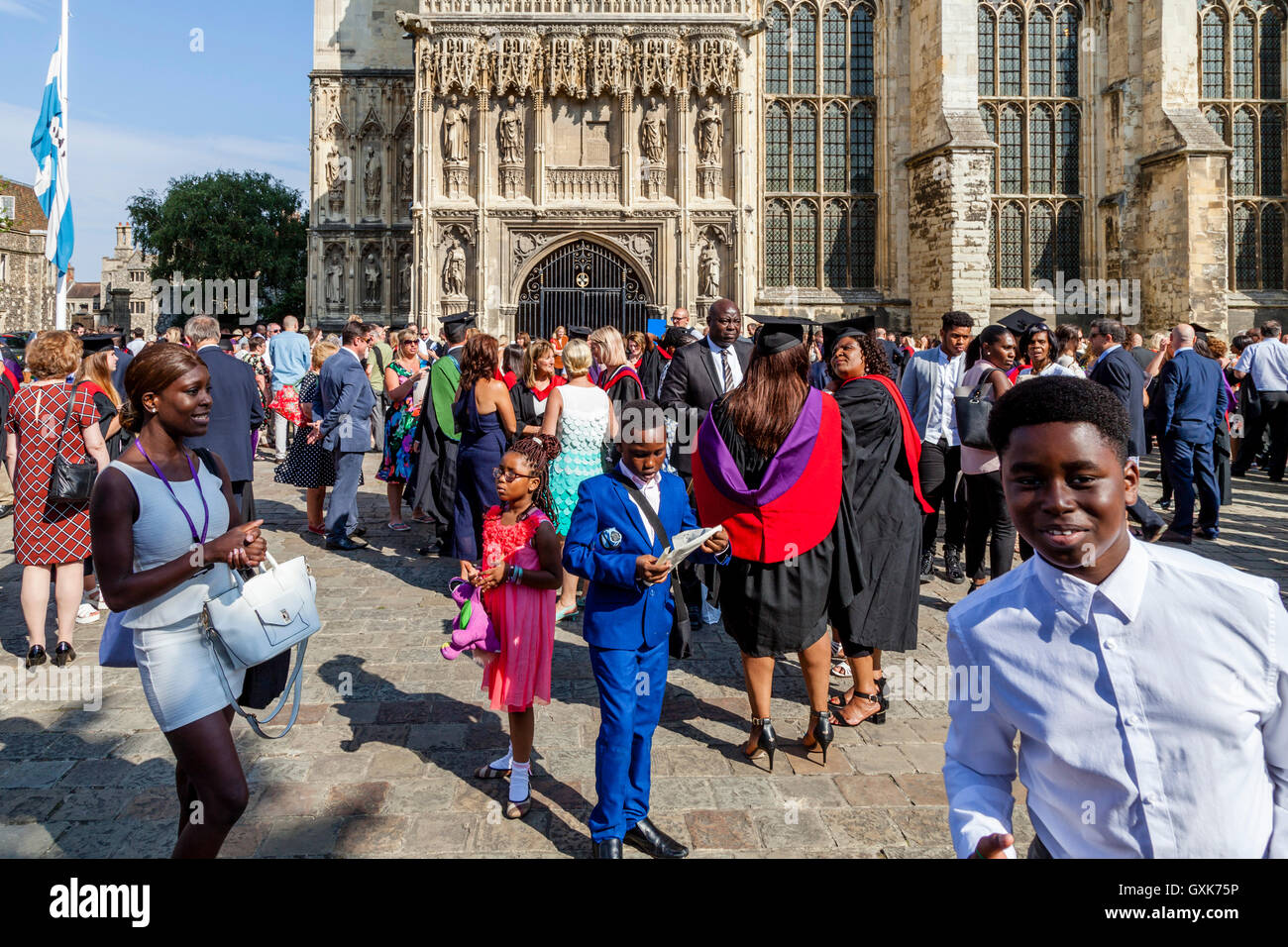 Hochschulabsolventen und ihre Familien warten, geben Sie die Kathedrale von Canterbury für die Graduierung Zeremonie, Canterbury, Kent, UK Stockfoto