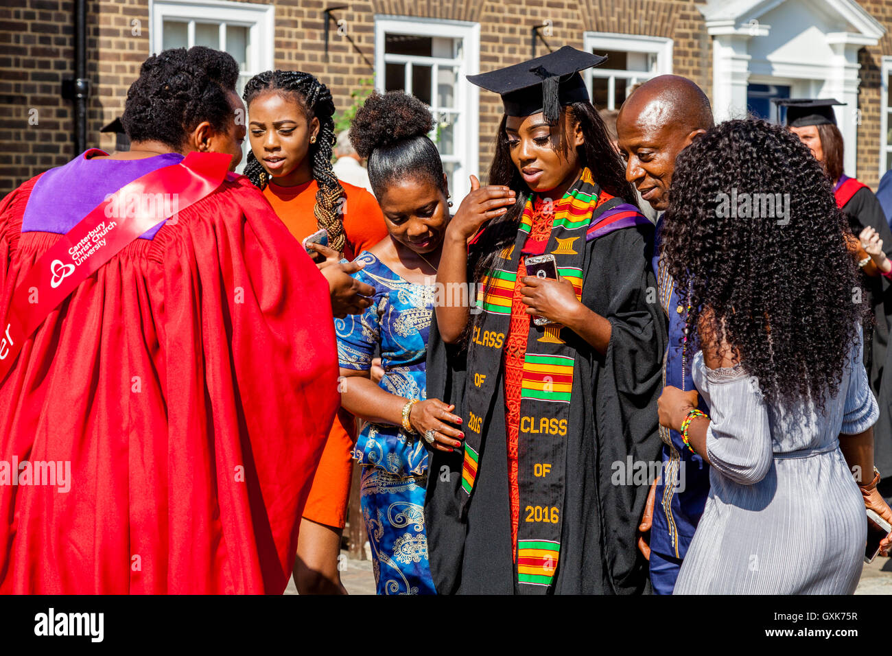Ein Afro-Karibischen Absolvent und ihre Familie bei ihrer Graduierung Zeremonie, die Kathedrale von Canterbury, Canterbury, Kent, UK Stockfoto