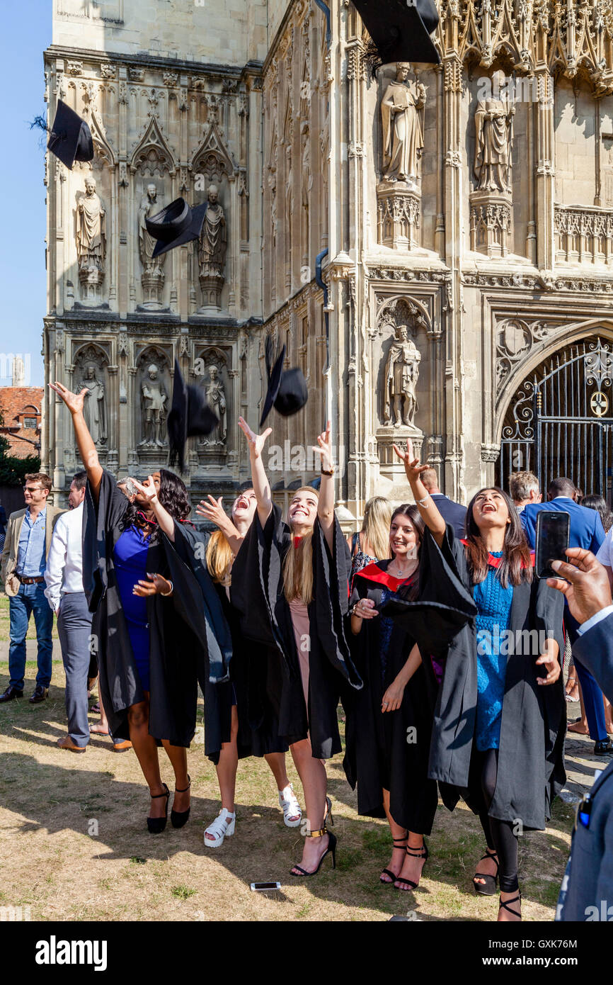 Hochschulabsolventen aus Canterbury Christ Church University werfen ihre Mörtel Board Hüte zur Feier, Canterbury, UK Stockfoto