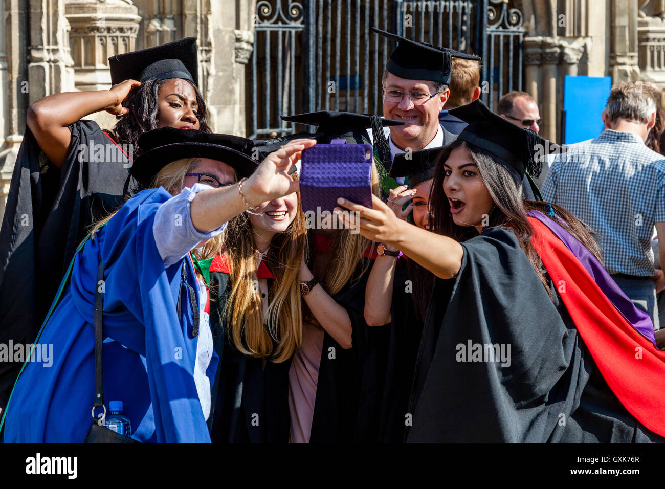 Hochschulabsolventinnen und-Absolventen von Canterbury Christ Church University Pose für ein "Selbstporträt" bei ihrer Abschlussfeier, Canterbury, UK Stockfoto