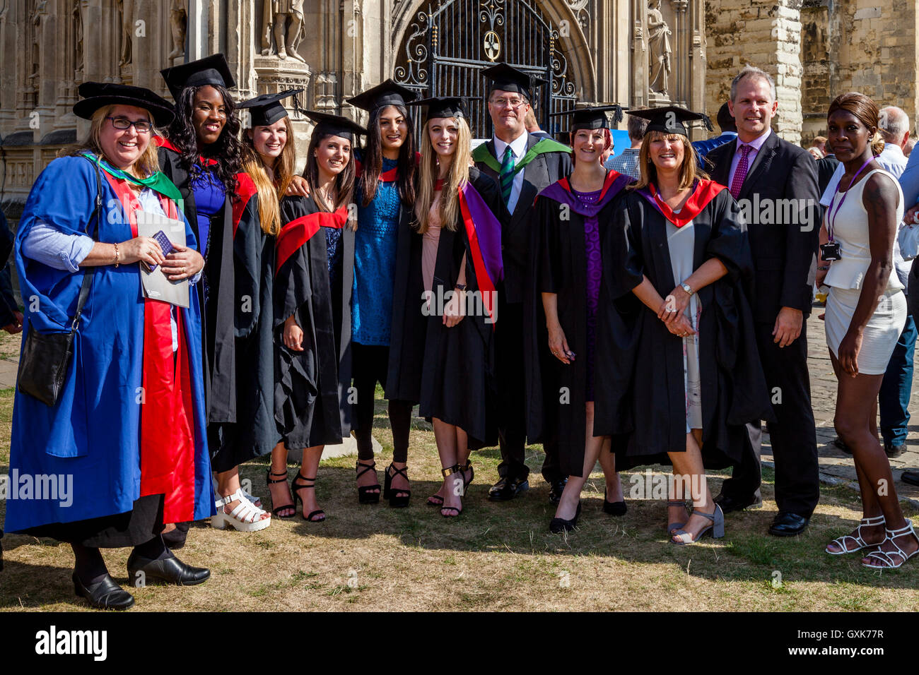 Hochschulabsolventen aus Canterbury Christ Church University bei ihrer Graduierung Zeremonie, die Kathedrale von Canterbury, Canterbury, UK Stockfoto