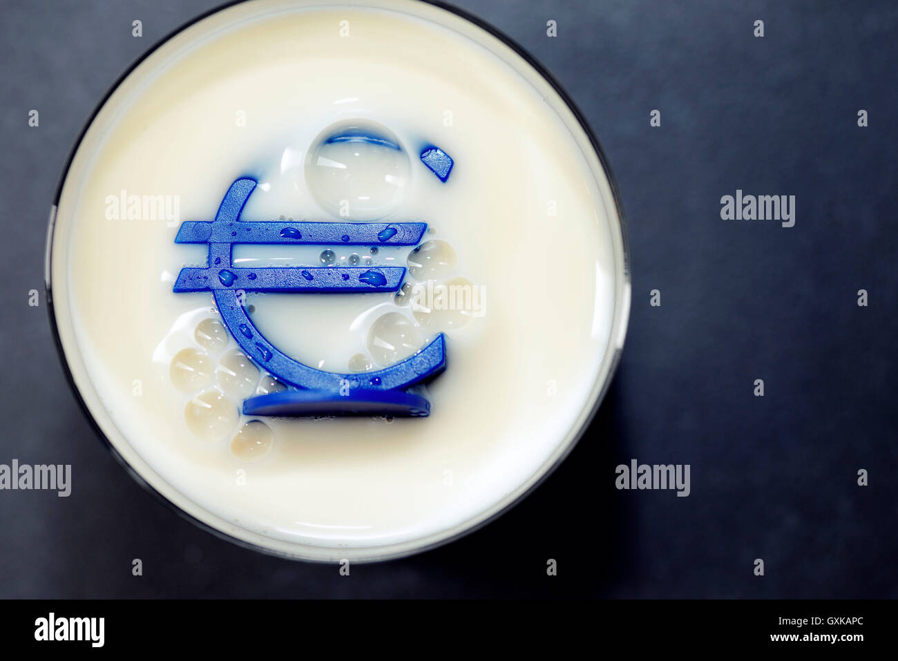 Eurozeichen Versinkt in Einem Milchglas, Niedrige Milchpreise Stockfoto