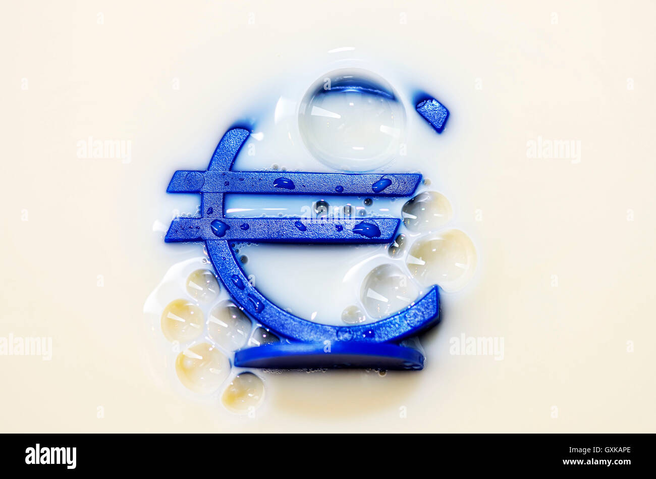Eurozeichen Versinkt in Milch, Niedrige Milchpreise Stockfoto