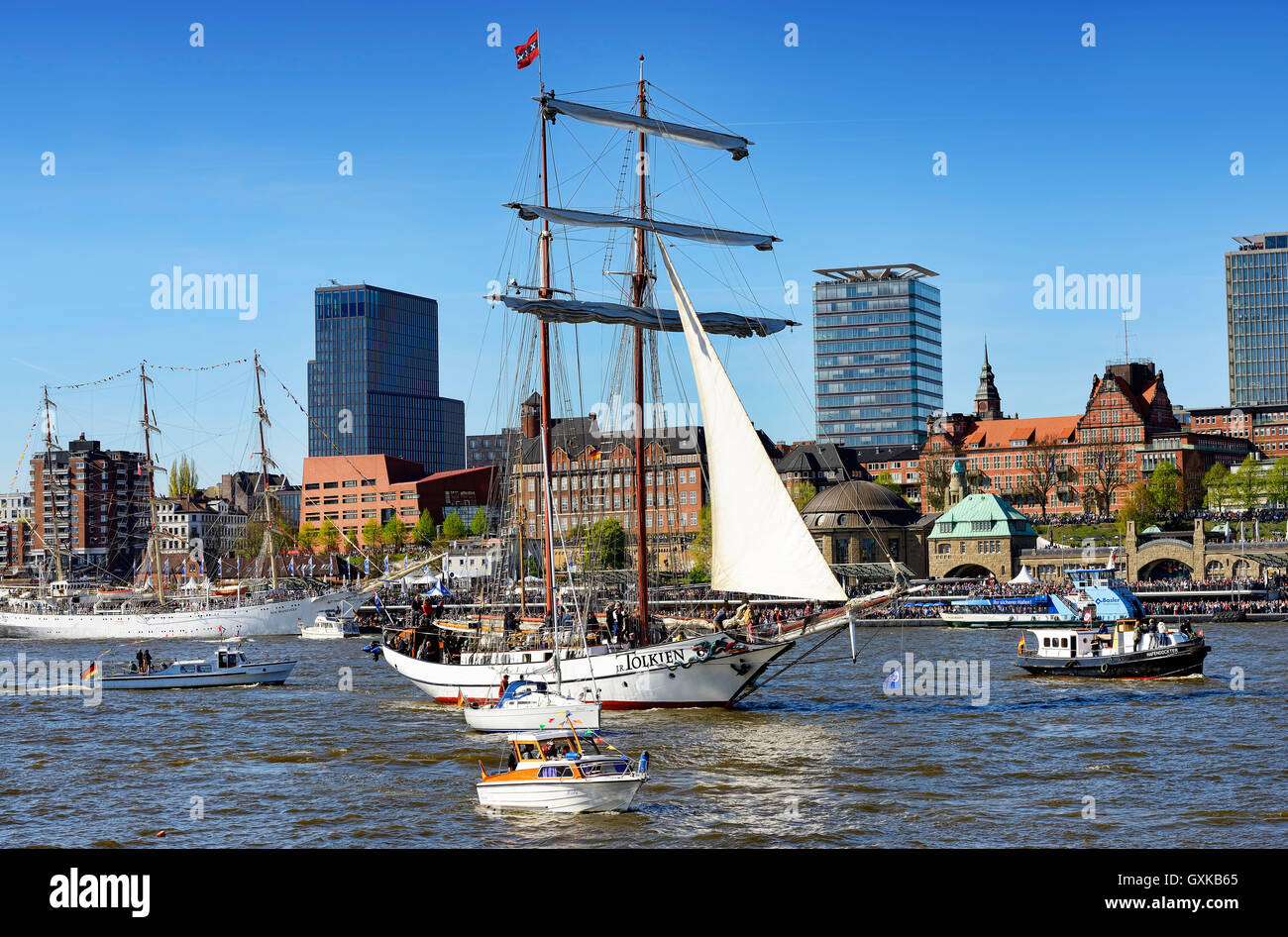 Einlaufparade Zum Hafengeburtstag Mit Dem Segelschiff J.R. Tolkien in Hamburg, Deutschland, Europa Stockfoto