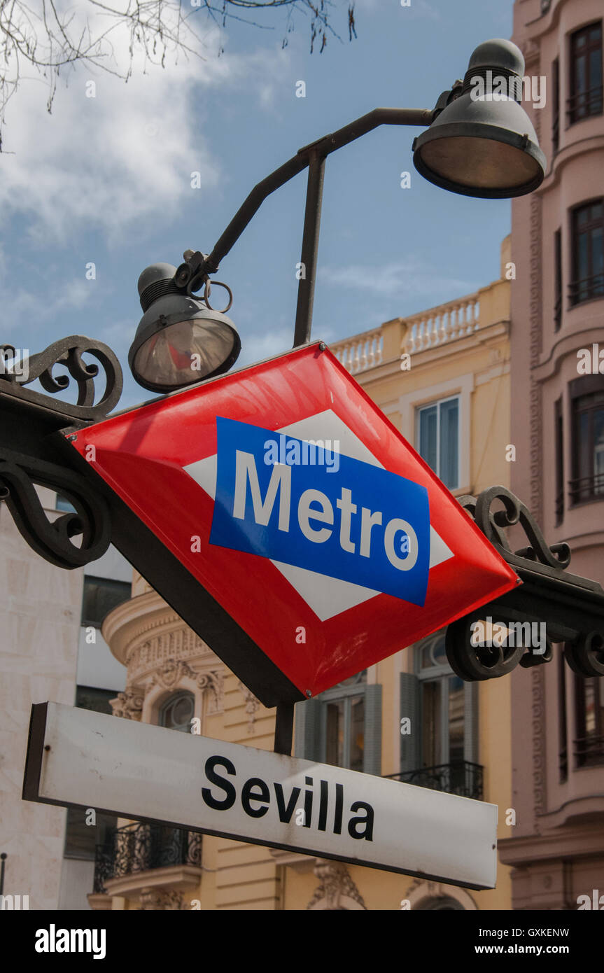 Ein Metro-Zeichen an Sevilla Station in Madrid, Spanien, April Stockfoto
