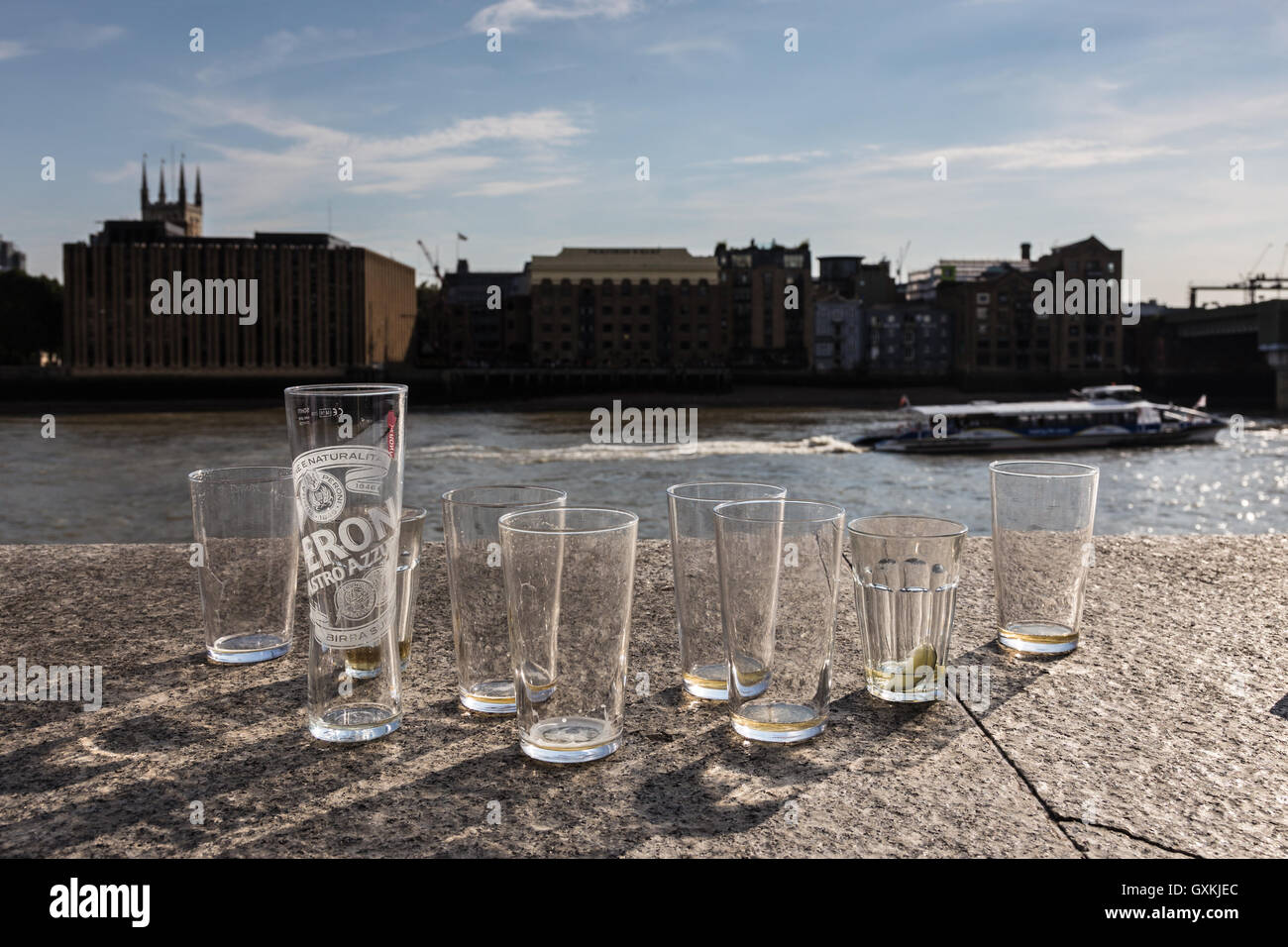 London, ca. September 2016. Biergläser links von Büroangestellten in den frühen Nachmittagsstunden am Fluss Themen in der Stadt-OL Stockfoto