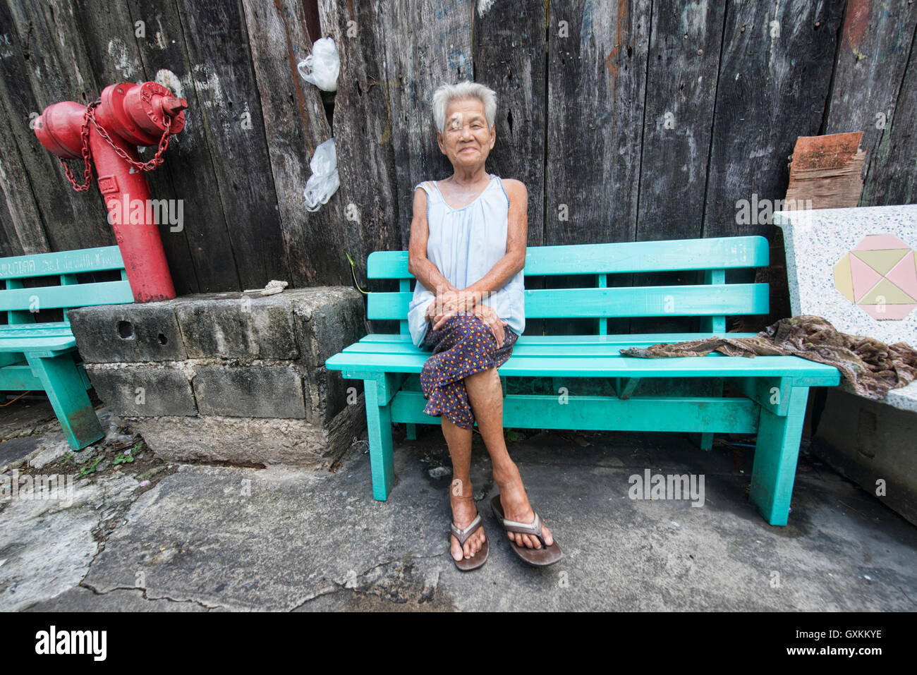 Sitzen auf einer Bank in der alten Stadt Bangkok, Thailand Stockfoto