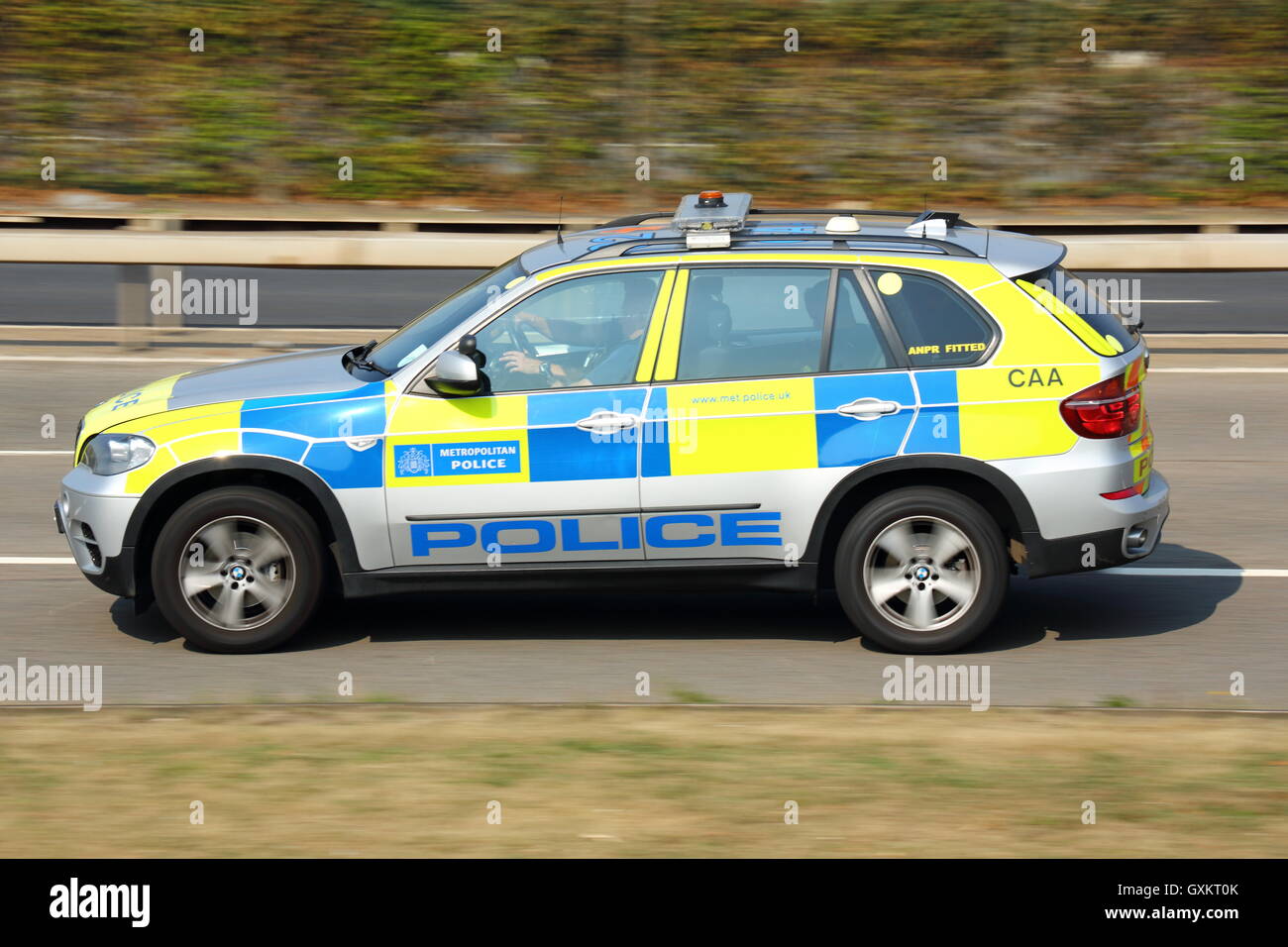 Polizeiauto fahren in der Nähe von London Heathrow Airport, Großbritannien Stockfoto