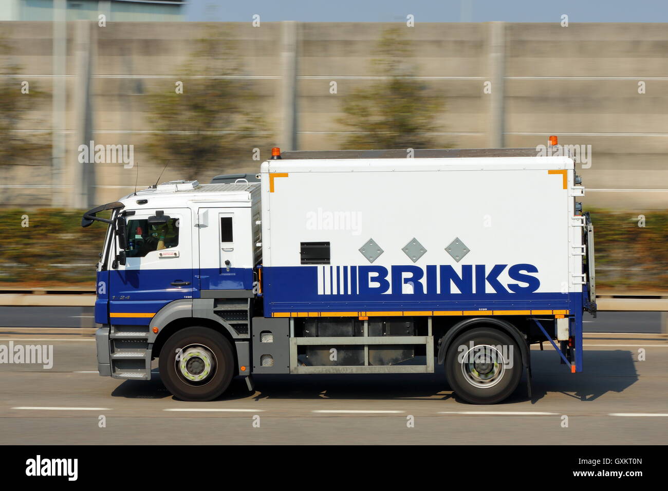 Schwer gepanzerte Brinks-LKW in der Nähe von London Heathrow Airport Stockfoto
