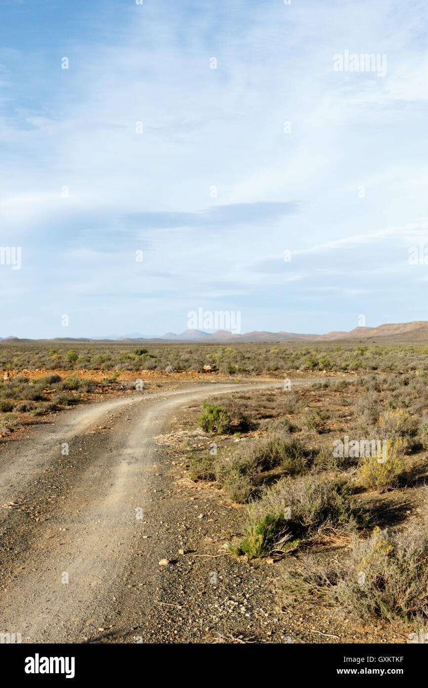 Dusty Road - Sutherland ist eine Stadt mit etwa 2.841 Einwohnern in der Northern Cape Provinz von Südafrika. Es liegt in der wes Stockfoto