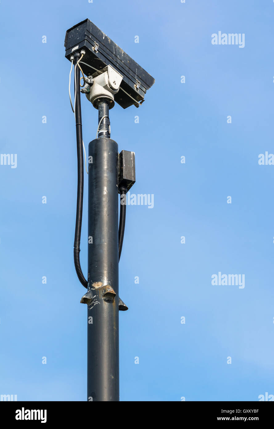 Überwachungskamera an einem langen Mast befestigt. Stockfoto