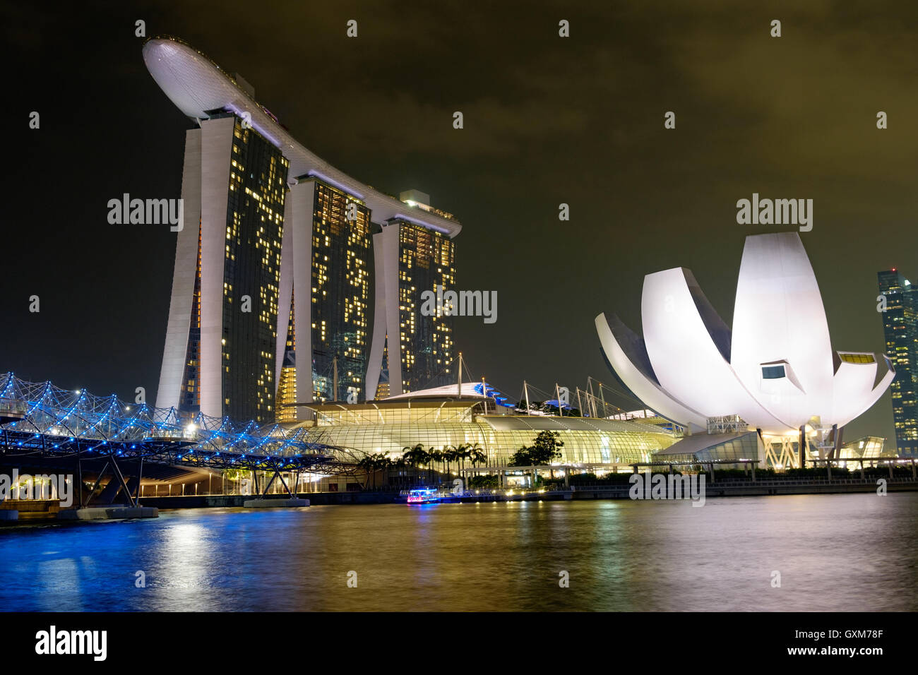 Marina Bay Sands und ArtScience Musuem bei Nacht Singapore Stockfoto