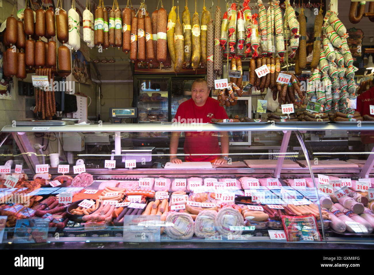 Stall, Verkauf von ungarischen Salamis in der großen Markthalle, am besten bekannt als der Zentralmarkt in Budapest, Ungarn Stockfoto