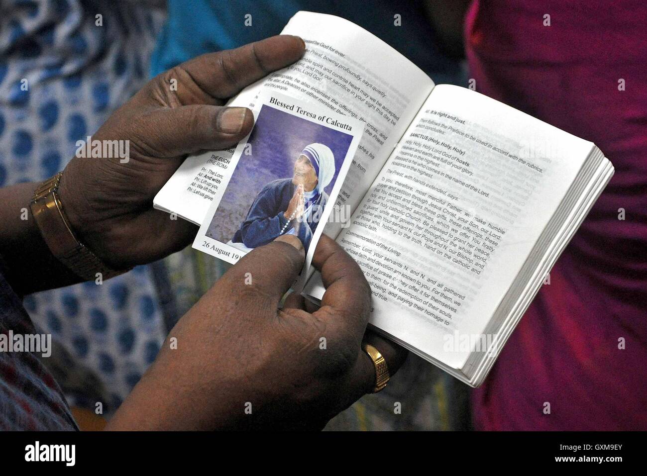 Römisch-katholische Missionare der Nächstenliebe Anhänger service Gedenken an 19. Jahrestag des Todes der Mutter Teresa von Kalkutta Kalkutta Westbengalen Indien teilnehmen Stockfoto