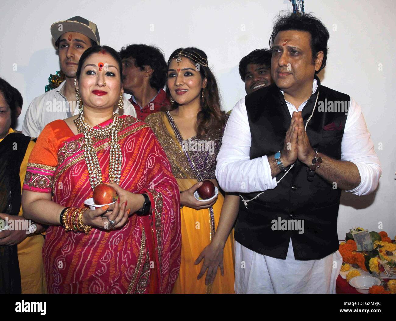 Bollywood-Schauspieler Govinda Sunita Ahuja, Tochter Tina Ahuja Sohn Yashvardan Ahuja Ganesh Chaturthi feiern in Mumbai Stockfoto